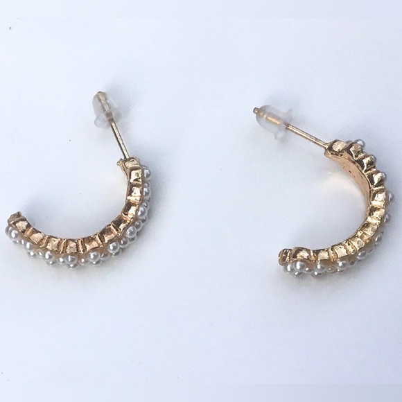 Small hoop with pearls earrings light weight classic elegant simple minimal - Picture 4 of 5